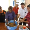Ahli Majlis En Oon Neow Aun dan Soon Lip Chee menunjuk kaedah membuat EM 'Mud Ball' di Taman Bagan pada 16-11-2008